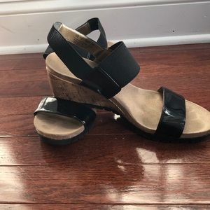 LifeStride black wedge sandals